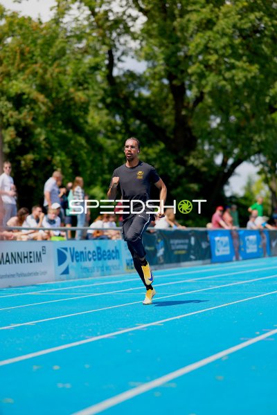 Sprinter beim Lauf im Michael-Hoffmann-Stadion Mannheim