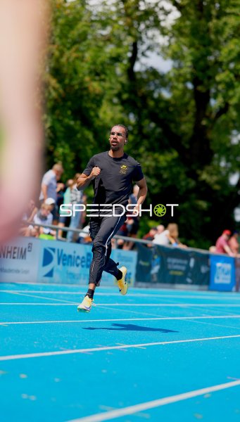 Athlet beim Sprint auf der blauen Tartanbahn in Mannheim