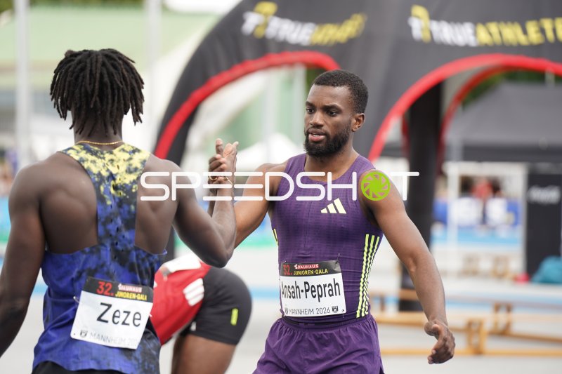 Lucas Ansah-Peprah (#79) und Ryan Zeze beim Handshake nach dem Sprint