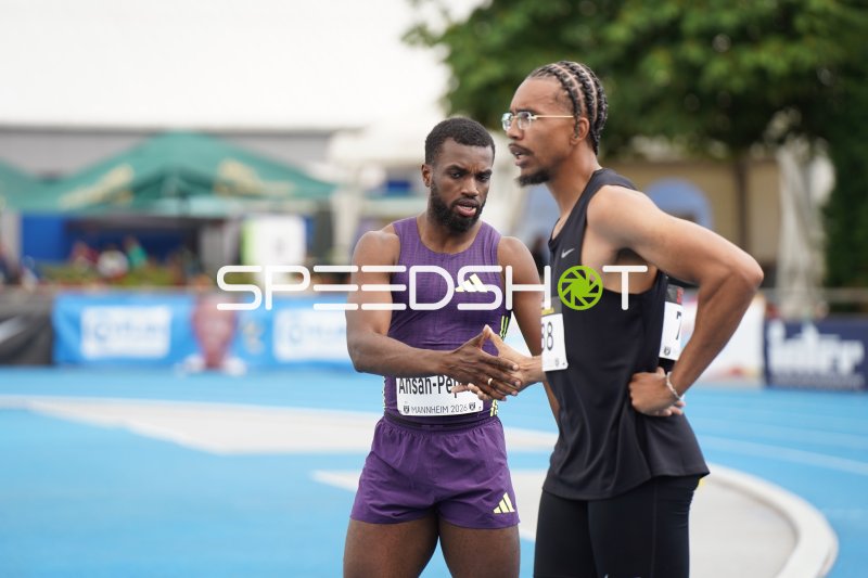 Lucas Ansah-Peprah (#79) im Gespräch beim Leichtathletik-Meeting Mannheim
