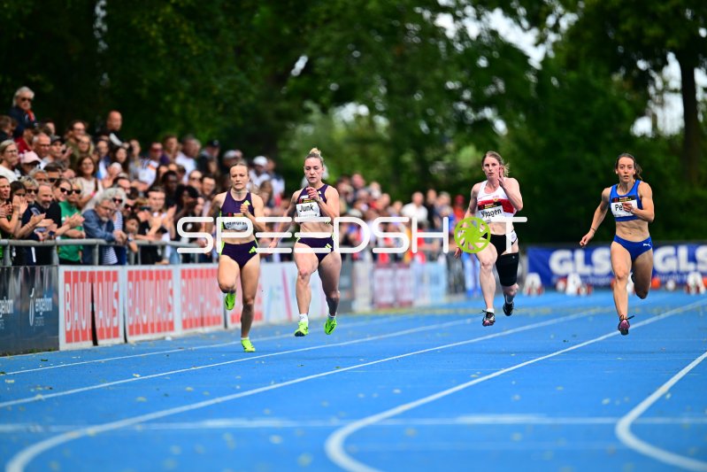 Sophia Junk (#407) und Nele Jaworski (#387) im 200m-Sprint in Mannheim