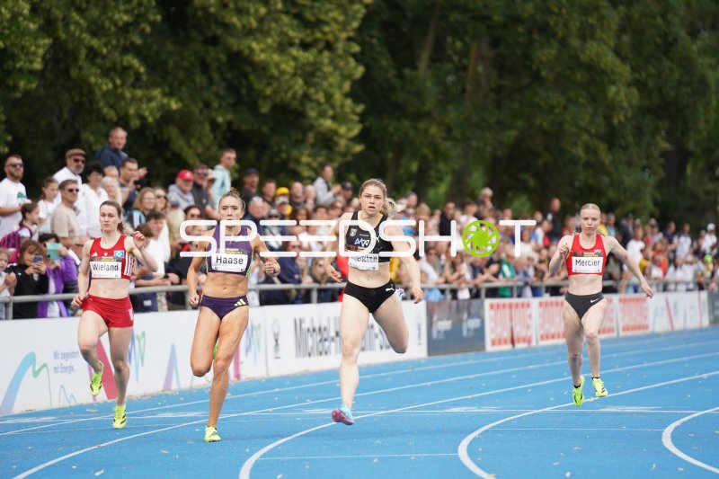 Sina Kammerschmitt (#8) beim 100m-Sprint im Michael-Hoffmann-Stadion Mannheim