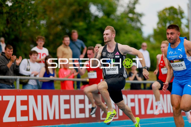 Robin Ganter (MTG Mannheim) und Almas Deniz beim Sprint im Michael-Hoffmann-Stadion