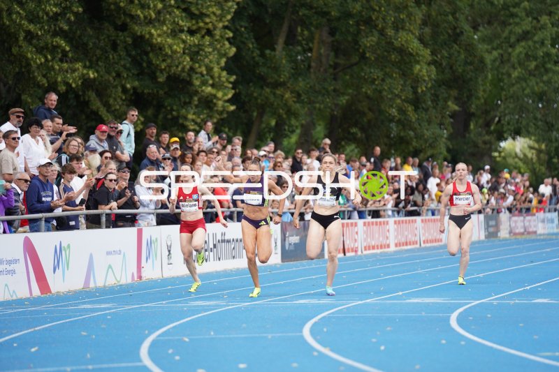 Sina Kammerschmitt beim 100m-Sprint im Michael-Hoffmann-Stadion Mannheim
