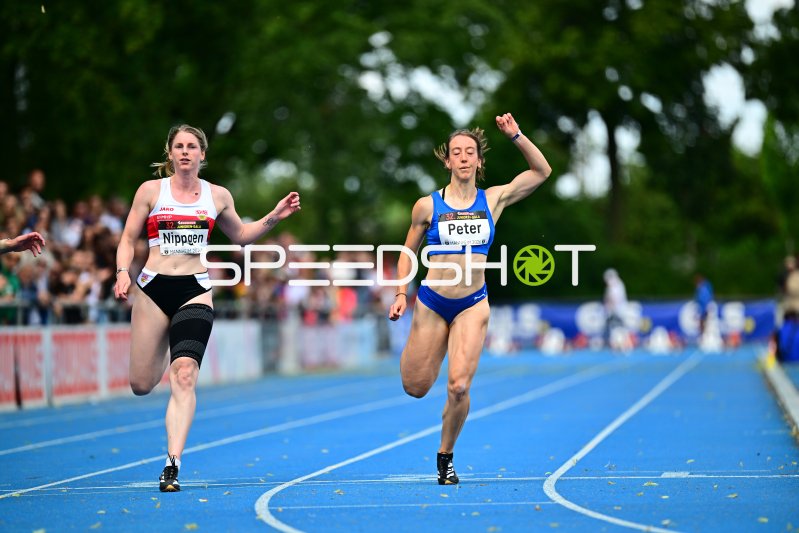 Daria Peter (#32) und Lisa Nippgen (#479) im Sprint-Finale in Mannheim