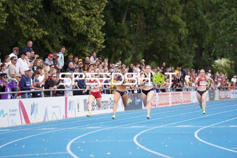 Sina Kammerschmitt beim 100m-Sprint im Michael-Hoffmann-Stadion Mannheim