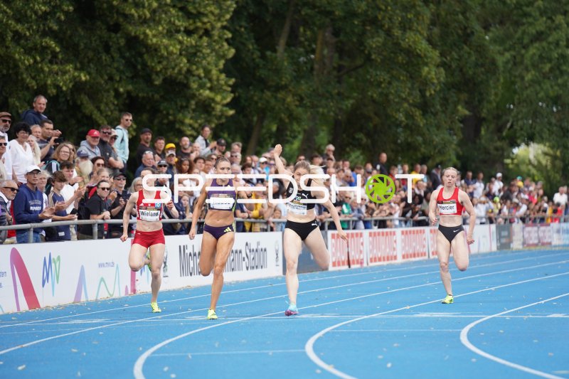 Sina Kammerschmitt beim 100m-Sprint im Michael-Hoffmann-Stadion Mannheim