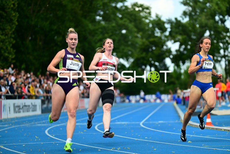 Sophia Junk (#52), Läuferin #32 und Daria Peter (#464) beim Sprint in Mannheim