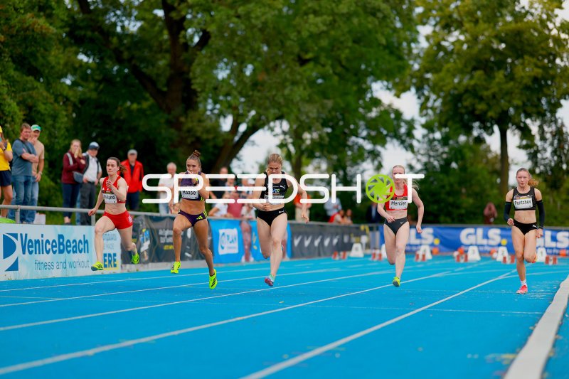 Sina Kammerschmitt und Anna Pantchev beim 100m-Sprint im Michael-Hoffmann-Stadion