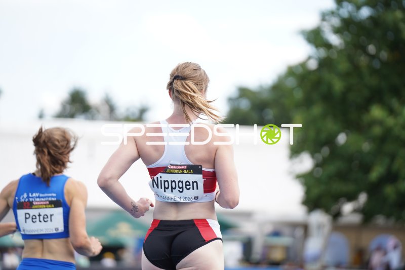 Lisa Nippgen (#479) und Daria Peter (#464) beim Sprint in Mannheim