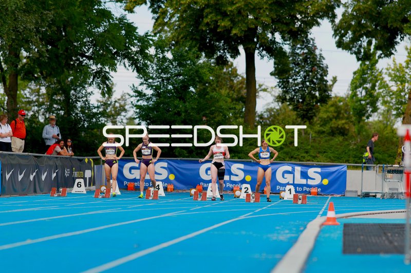 Nele Jaworski und Sophia Junk beim 400m-Start im Michael-Hoffmann-Stadion Mannheim