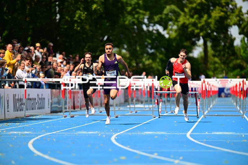 Manuel Mordi (#83) und Aaron Giurgian (#63) beim 110m-Hürdenlauf in Mannheim