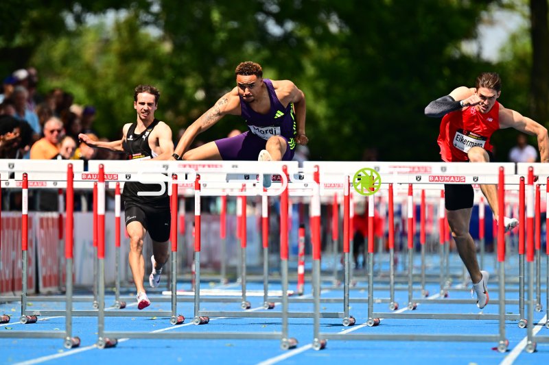 Manuel Mordi beim 110m-Hürdenlauf im Michael-Hoffmann-Stadion Mannheim