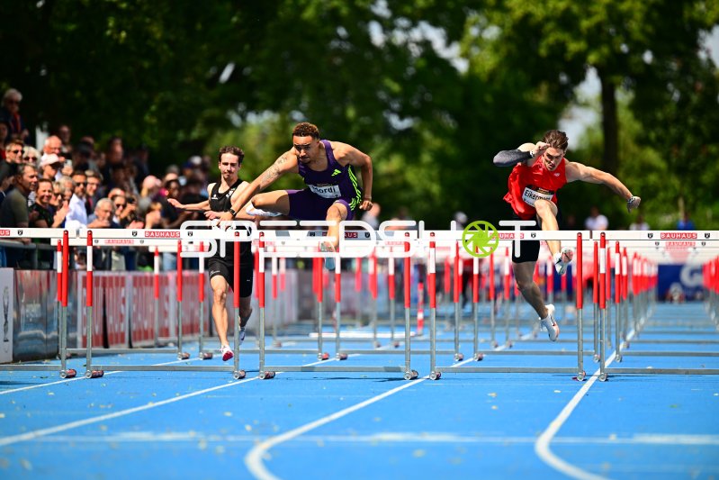 Manuel Mordi (#83) und Tim Eikermann beim 110m-Hürdenlauf in Mannheim