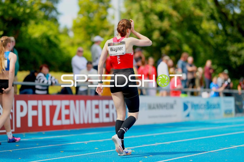 Sandra Wagner (#12) auf der Tartanbahn beim Leichtathletik-Meeting in Mannheim