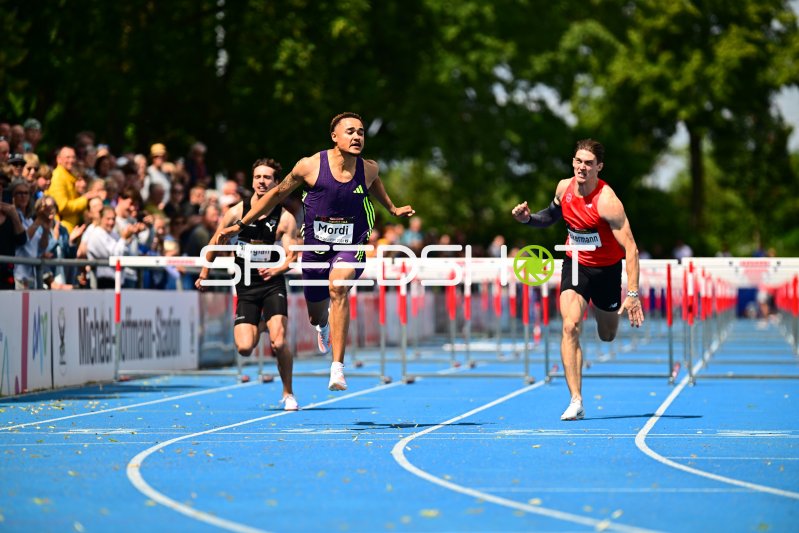 Manuel Mordi (#83) und Aaron Giurgian (#63) beim 110m-Hürdenlauf in Mannheim
