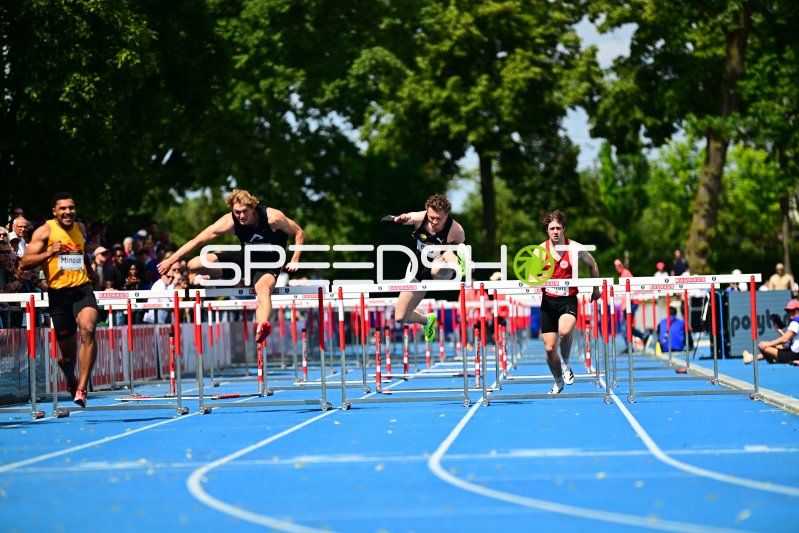 Bruno Betz (#465) und Koster beim 110m-Hürden im Michael-Hoffmann-Stadion