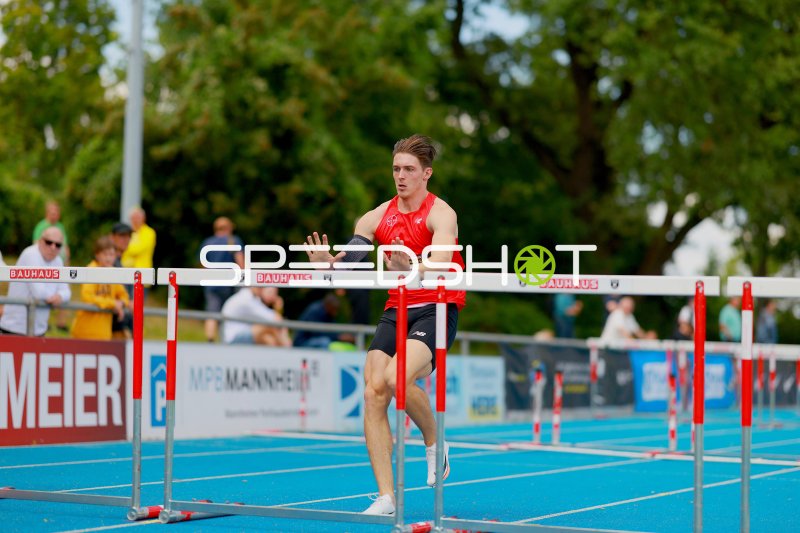 Tim Eikermann beim 110m Hürdenlauf im Michael-Hoffmann-Stadion Mannheim