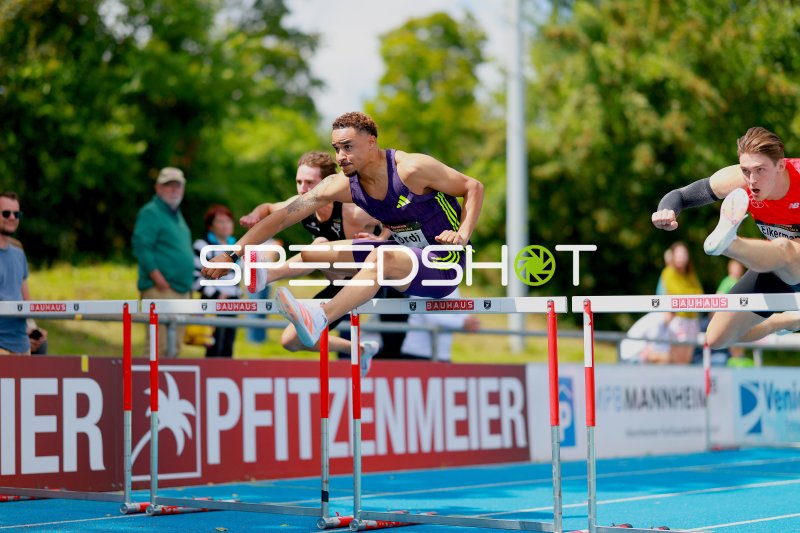 Manuel Mordi und Tim Eikermann im 110m-Hürdenlauf beim Leichtathletik-Meeting Mannheim