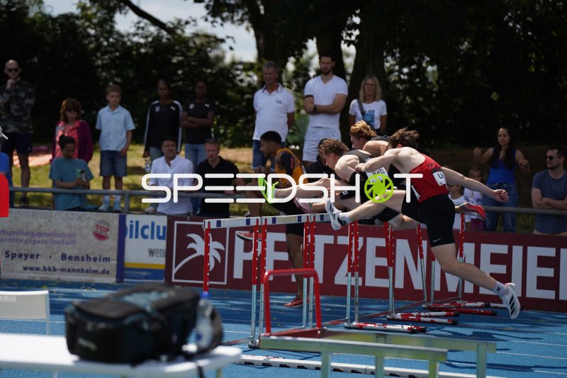 Hürdenläufer beim 110m-Hürdenlauf im Michael-Hoffmann-Stadion Mannheim
