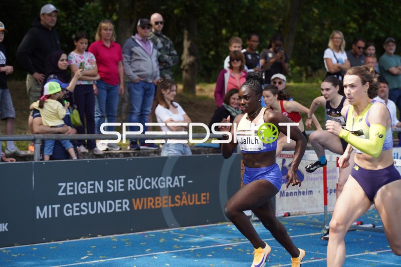 Hawa Jalloh (#7) und Stephanie Kleiber beim 10H-Lauf in Mannheim