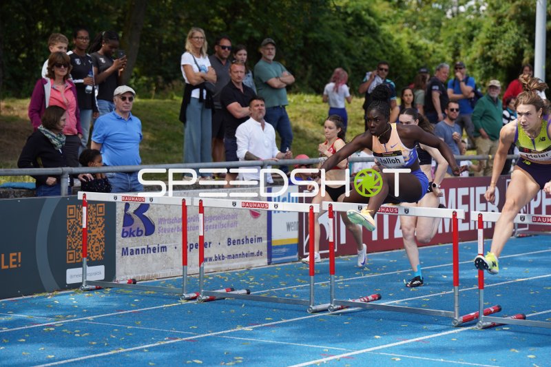 Hawa Jalloh und Stephanie Kleiber beim 10-Hürden-Rennen in Mannheim