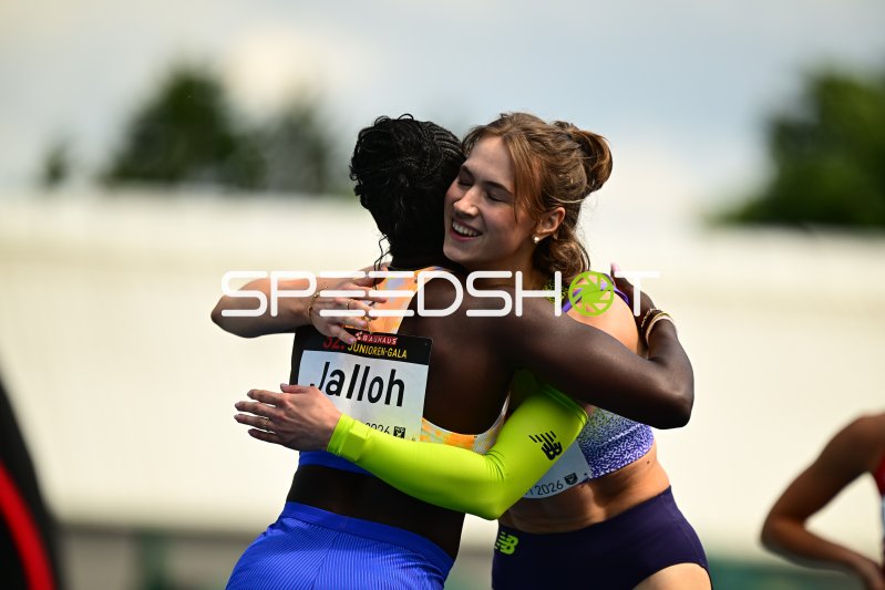 Hawa Jalloh umarmt Athletin bei der Junioren-Gala Mannheim