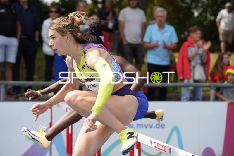 Marlene Meier beim 100m-Hürdenlauf im Michael-Hoffmann-Stadion Mannheim