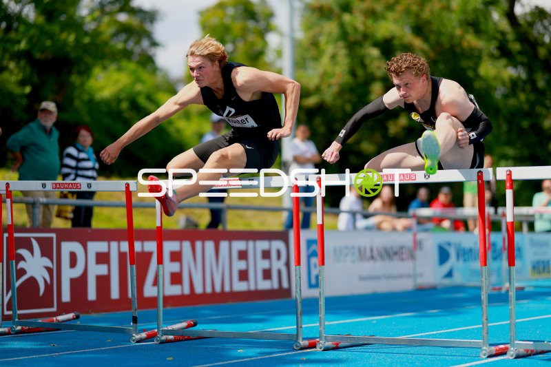 Hürdenläufer im Zweikampf beim 400m-Hürdenlauf in Mannheim