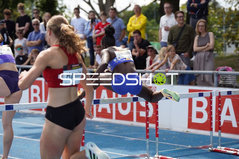 Hawa Jalloh (#7) überquert eine Hürde beim 10H-Lauf in Mannheim