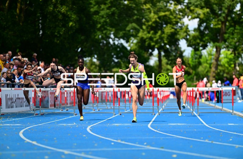 Marlene Meier (#396) und Hawa Jalloh (#7) im 10-Hürden-Rennen in Mannheim
