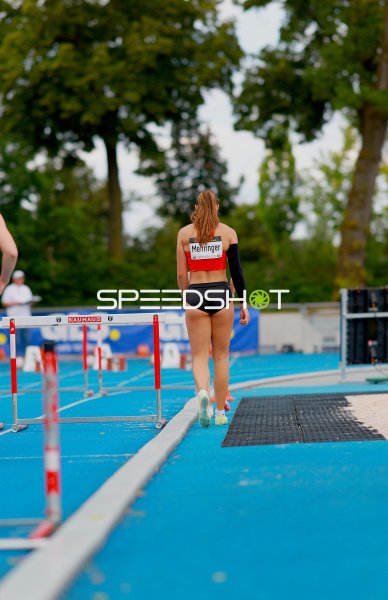 Lea Mehringer (#395) beim Hürdenlauf im Michael-Hoffmann-Stadion Mannheim