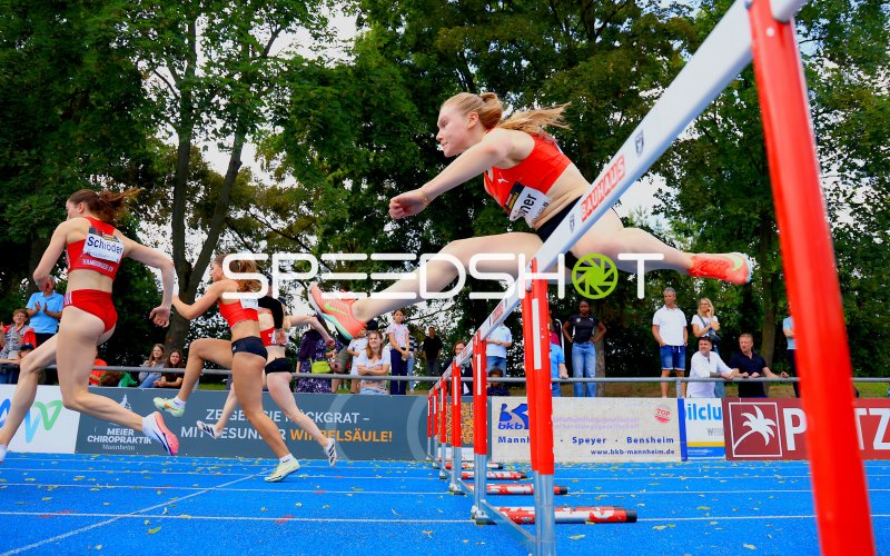 Hürdenläuferin überspringt Hindernis beim 400m-Hürden im Michael-Hoffmann-Stadion