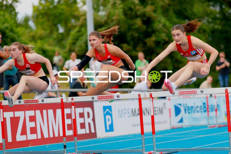 Lea Mehringer und Line Schröder beim 100m-Hürdenlauf in Mannheim