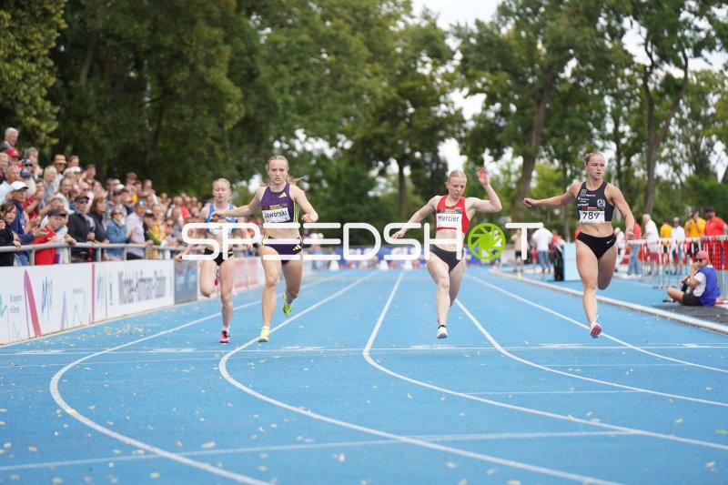 Nele Jaworski beim 100m/200m-Sprint im Michael-Hoffmann-Stadion Mannheim