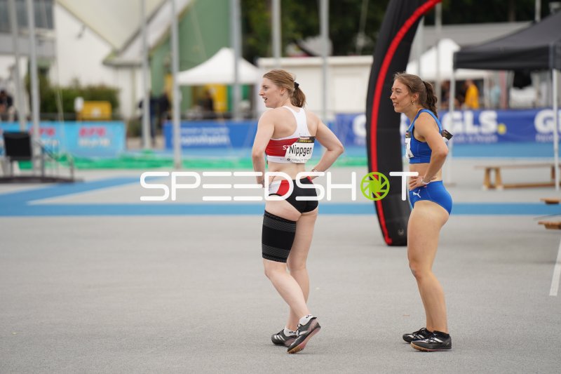 Lisa Nippgen und Daria Peter vor dem Wettkampf im Michael-Hoffmann-Stadion Mannheim