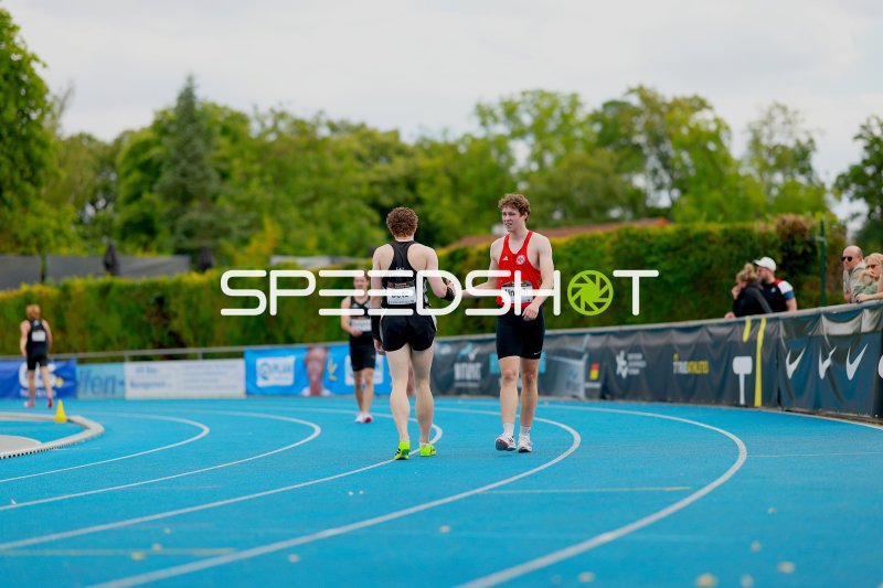 Ben Sky Fischer (#466) und Jonas Unruh beim Handshake nach dem Wettkampf