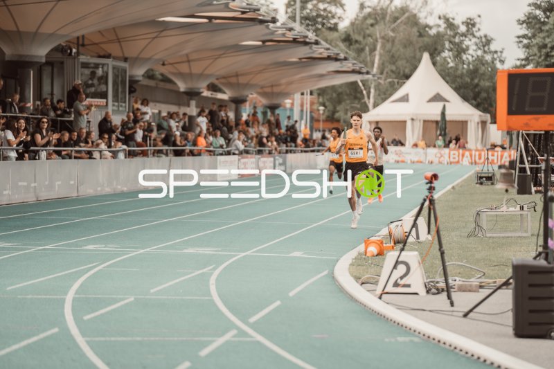 Deutschland (GER I) führt beim 4x100m-Staffellauf im Michael-Hoffmann-Stadion