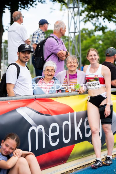 Lisa Nippgen posiert mit Fans beim Junioren-Gala Mannheim