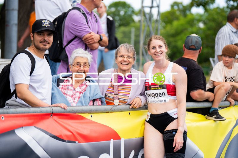 Lisa Nippgen (#479) posiert mit Familie beim Junioren-Gala Mannheim