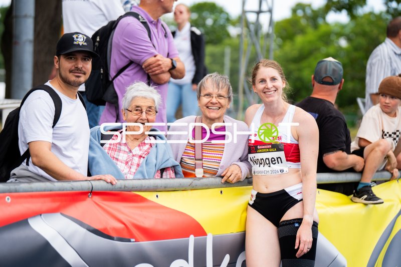 Lisa Nippgen (#479) posiert mit Familie beim Junioren-Gala Mannheim