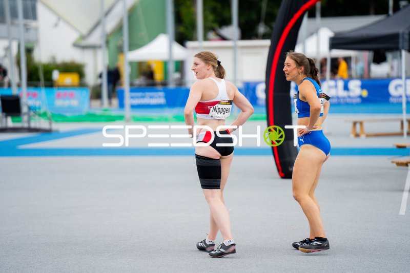 Daria Peter und Lisa Nippgen vor dem Wettkampf im Michael-Hoffmann-Stadion