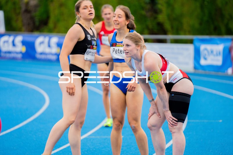 Daria Peter, Sina Kammerschmitt und Lisa Nippgen nach dem Lauf im Michael-Hoffmann-Stadion