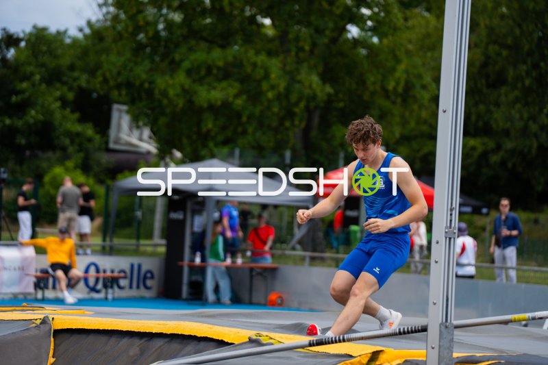 Hochspringer beim Anlauf im Michael-Hoffmann-Stadion Mannheim