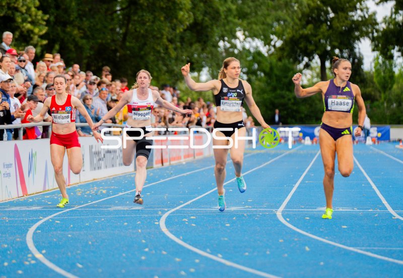 Rebekka Haase führt vor Sina Kammerschmitt und Lisa Nippgen beim Sprint in Mannheim