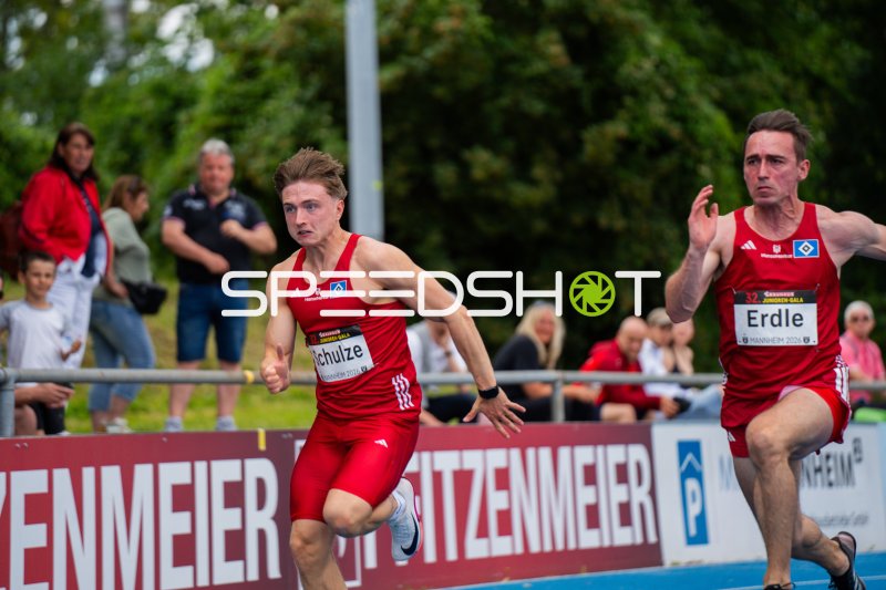 Felix Schulze (#86) und Paul Erdle (#81) im Sprintduell beim Junioren-Gala Mannheim