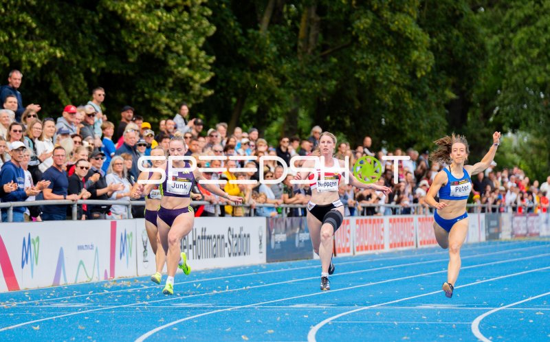 Lisa Nippgen, Nele Jaworski und Daria Peter im Zieleinlauf beim Sprint