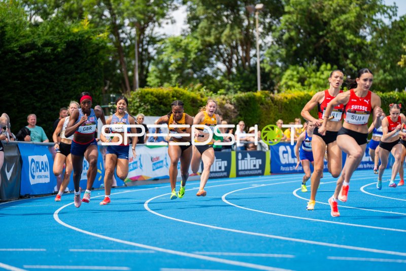 Nell Desir und Anochili Lena im 4x100m-Staffelrennen in Mannheim