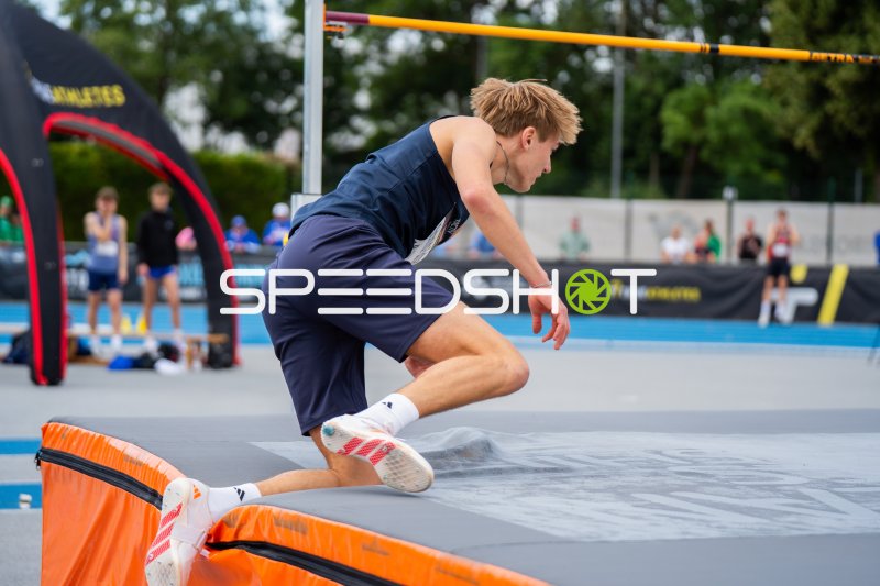 Hochsprung-Athlet landet auf der Matte beim Leichtathletik-Meeting in Mannheim