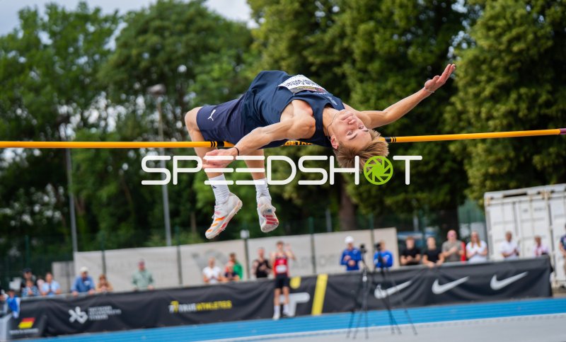 Hochspringer im Fosbury-Flop über die Latte im Michael-Hoffmann-Stadion